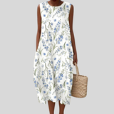 Robe blanche avec de délicates fleurs sauvages