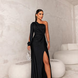 Bassins – Robe en Satin avec Design Asymétrique et Fente