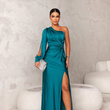 Bassins – Robe en Satin avec Design Asymétrique et Fente