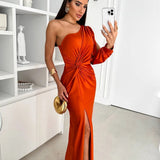 Bassins – Robe en Satin avec Design Asymétrique et Fente