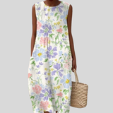 Robe blanche avec des fleurs sauvages violettes