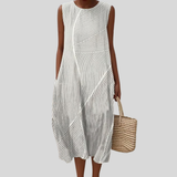 Robe blanche avec des rayures diagonales