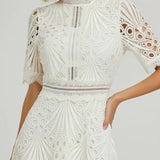 Commugny – Robe Midi en Dentelle avec Découpes Discrètes