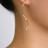 Boucles d'oreilles longues avec design ondulé