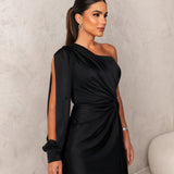 Bassins – Robe en Satin avec Design Asymétrique et Fente