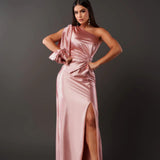 Bassins – Robe en Satin avec Design Asymétrique et Fente