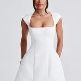 Romont – Robe Mini avec Décolleté Carré Structuré
