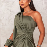 Bassins – Robe en Satin avec Design Asymétrique et Fente