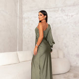 Bassins – Robe en Satin avec Design Asymétrique et Fente