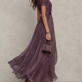 Ollon – Robe Maxi Violet avec Découpe au Cou et Manches en Dentelle