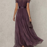 Ollon – Robe Maxi Violet avec Découpe au Cou et Manches en Dentelle