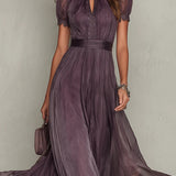 Ollon – Robe Maxi Violet avec Découpe au Cou et Manches en Dentelle