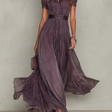Ollon – Robe Maxi Violet avec Découpe au Cou et Manches en Dentelle